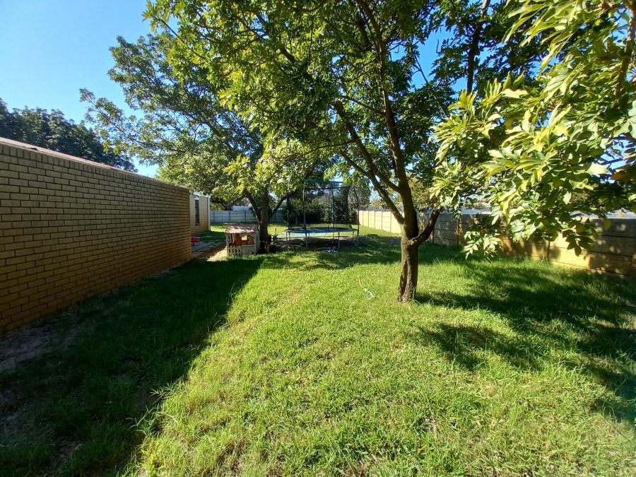 To Let 4 Bedroom Property for Rent in Rouxville Western Cape